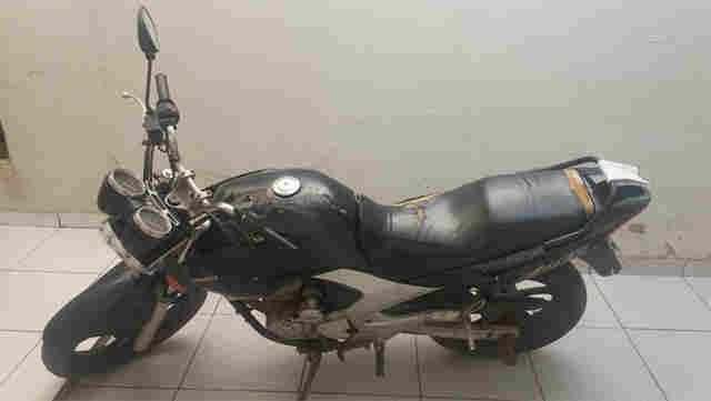 Dupla não consegue abrir tanque de combustível de moto e é presa por receptação