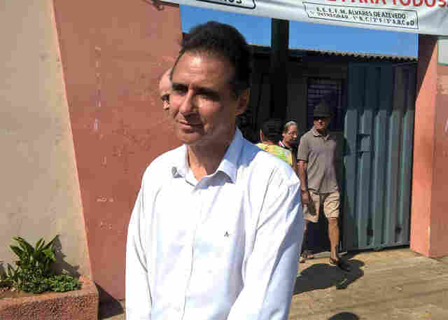 Julinho da Rádio vota e diz: se eu pudesse, fazia campanha a vida toda