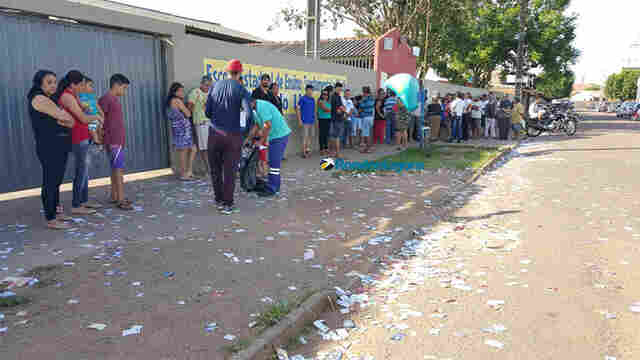 Funcionários da Prefeitura limpam sujeira de candidatos na capital