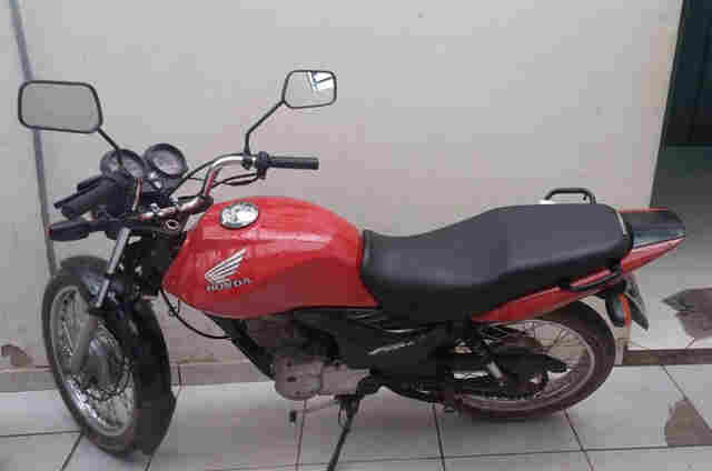 Homem é detido por receptação de moto e alega que comprou veículo em oficina