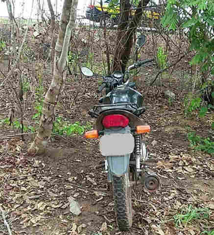PRF encontra moto roubada escondida dentro do mato na BR-364