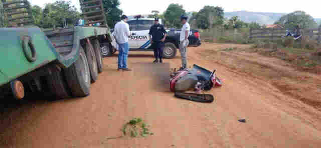 Criança de 10 anos morre ao colidir moto em caminhão parado