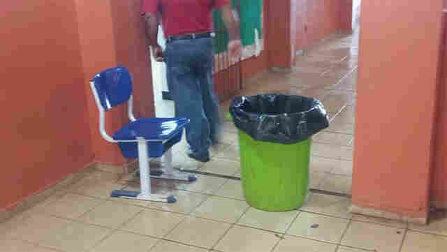 Chuva alaga sala de aula na Escola João Bento da Costa