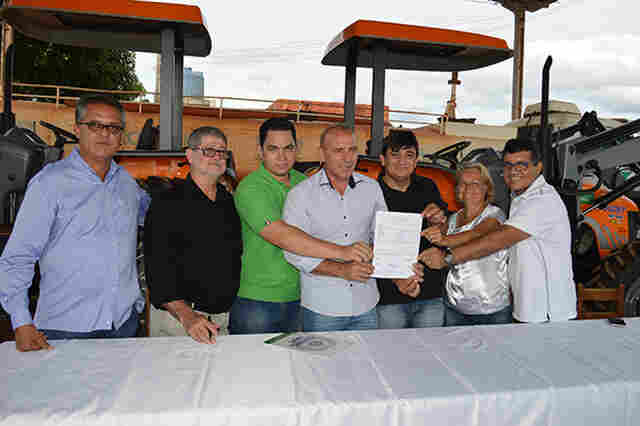 Cleiton Roque e Ezequiel Neiva assinam ordem de serviço e obra será reiniciada