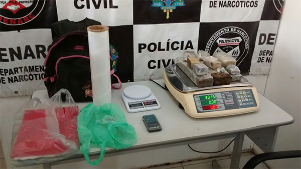 Traficantes fogem mas Denarc apreende 3 quilos de maconha