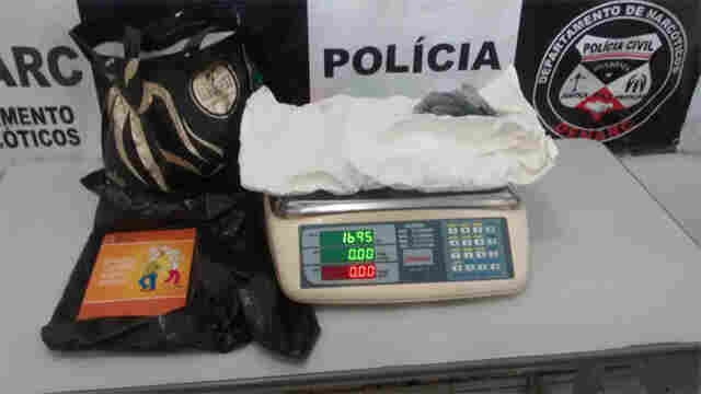 Após deixar cocaína em ônibus, mulher é presa com droga nas partes íntimas