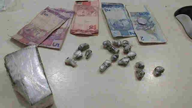 Adolescente vendia droga para jovem de 26 anos quando PM chegou