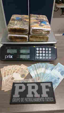 Dupla é presa com mais de 4kg de cocaína e diz que venderia por R$ 48 mil no Nordeste