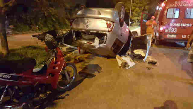 Mulher capota carro após perder o controle da direção enquanto usava celular