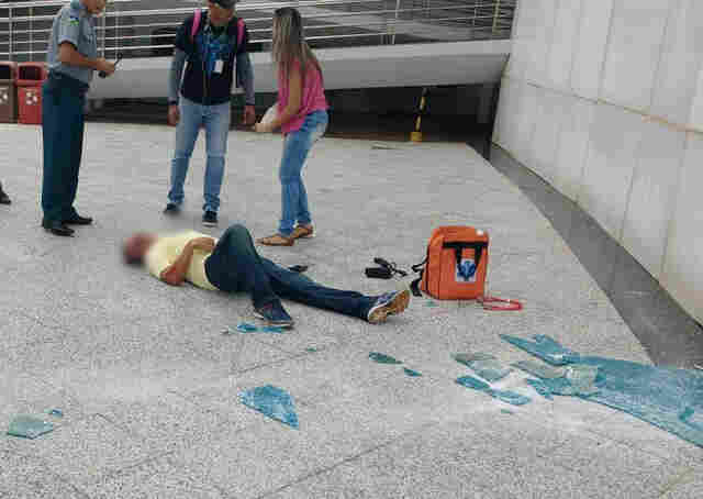 Médico atingido por vidro no CPA segue em coma