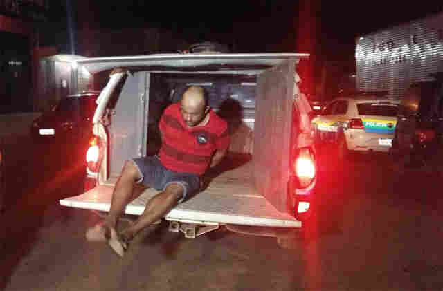 Caminhoneiro é baleado em posto de combustível; suspeito é preso horas depois