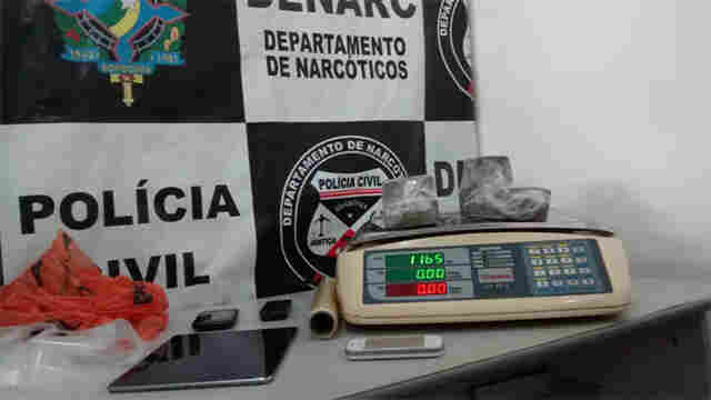 Denarc fecha boca de fumo e prende traficante