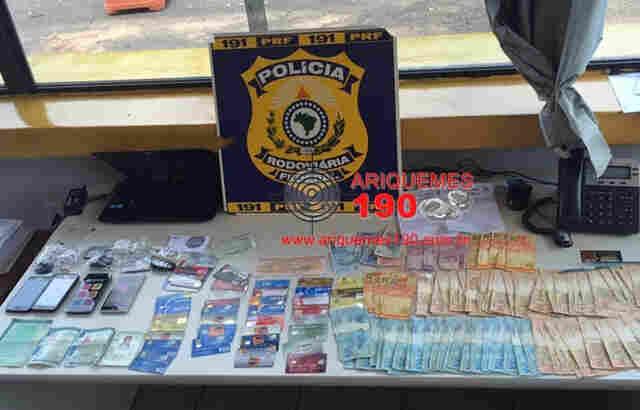 PRF prende trio com mais de 40 cartões de crédito, dinheiro e R$ 20 mil em cheques