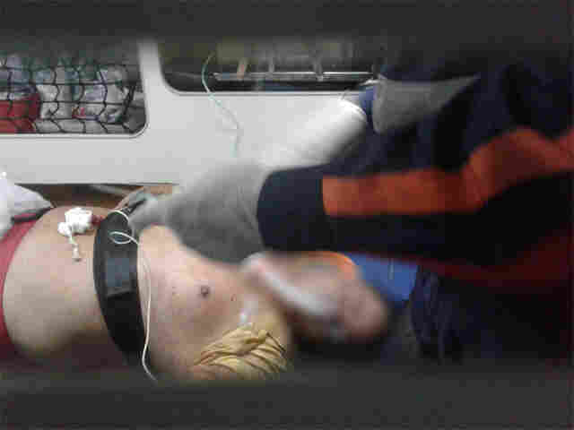 Bandidos atiram em jovem e levam moto