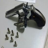 Mulher flagra ladrão dentro do quarto; ele foge e deixa revólver