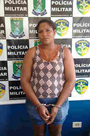 Mulher é presa por tentativa de homicídio após discussão em bar
