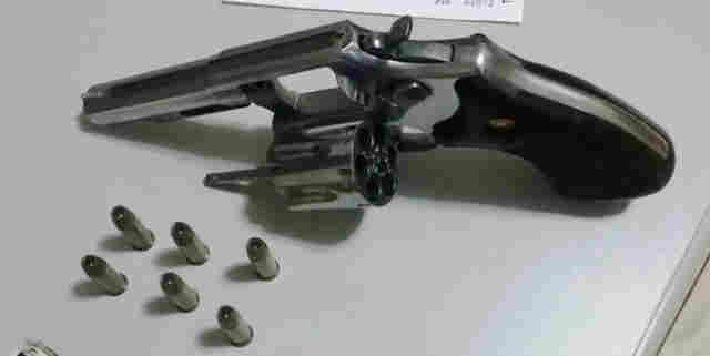 Mulher flagra ladrão dentro do quarto; ele foge e deixa revólver