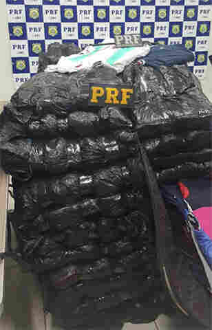 Dois peruanos são detidos com cerca de 2,4 mil cami&#115;etas falsificadas