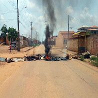 Por asfalto, moradores do Lagoinha bloqueiam Avenida Raimundo Cantuária