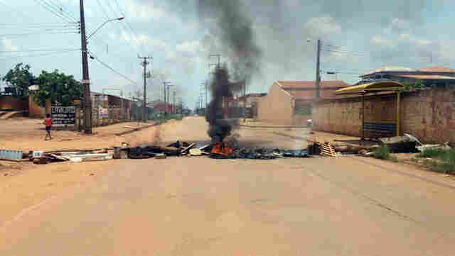 Por asfalto, moradores do Lagoinha bloqueiam Avenida Raimundo Cantuária