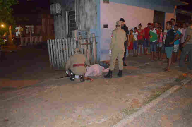 Homem é &#101;xecutado a tiros em frente à escola de Jaru