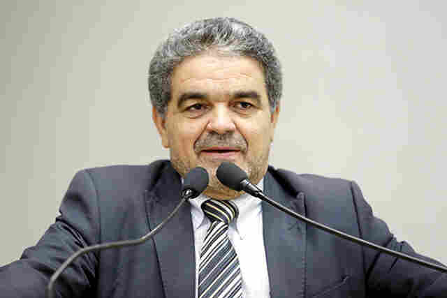 Aélcio da TV pede asfalto para ruas do Três Marias