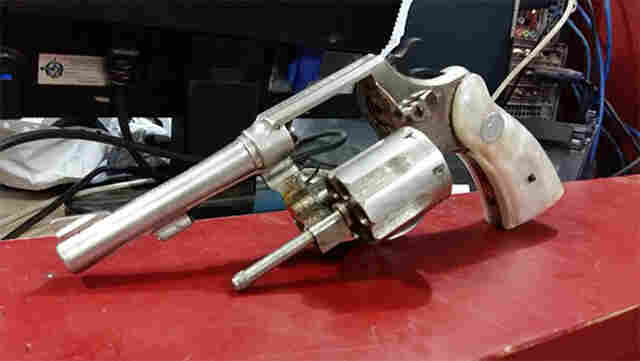 Homem é preso em bar com revólver na cintura