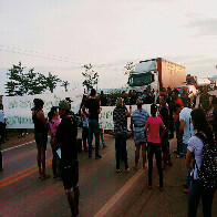 Estudantes de Jacy-Paraná bloqueiam BR-364 para reivindicar retorno do transporte escolar