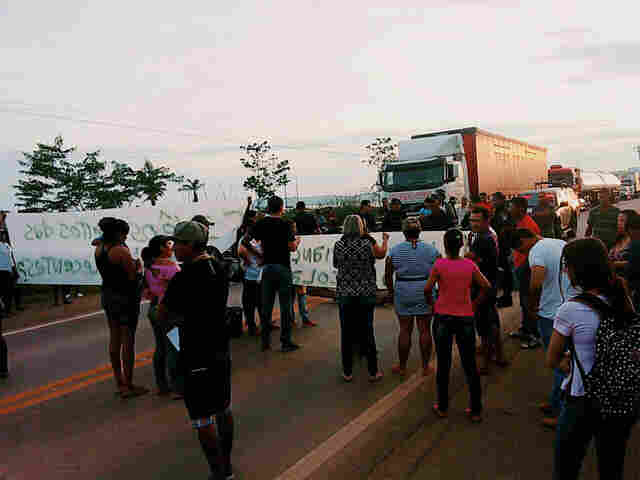 Estudantes de Jacy-Paraná bloqueiam BR-364 para reivindicar retorno do transporte escolar
