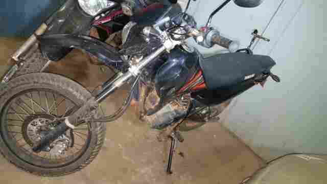 Após denúncia, PM recupera moto roubada e prende suspeito por receptação