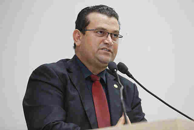 Ezequiel apresenta proposta que torna obrigatória &#101;xecução de emendas individuais