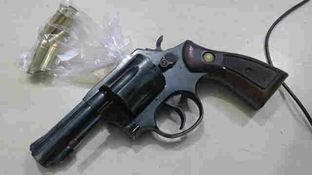 Preso homem armado que de forma suspeita fotografava prédios públicos na capital