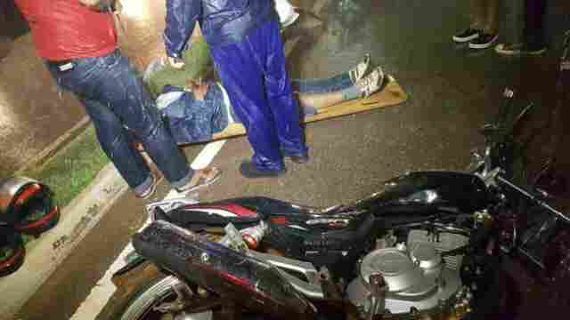 Colisão entre bicicleta e moto deixa condutores com graves lesões