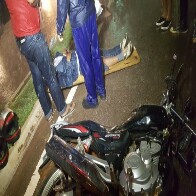 Colisão entre bicicleta e moto deixa condutores com graves lesões