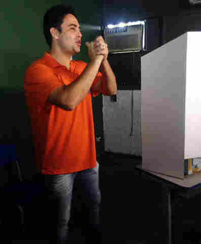 Vídeo: Léo Moraes vota na Escola Rio Branco