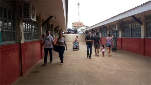 Eleitores com deficiência têm ajuda de voluntários nos colégios eleitorais