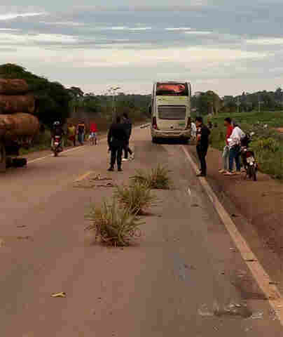 Duas pessoas morrem após colisão entre ônibus e moto na BR-364