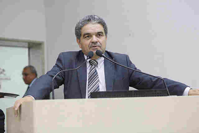 Aélcio da TV pede asfaltamento no bairro Escola de Polícia