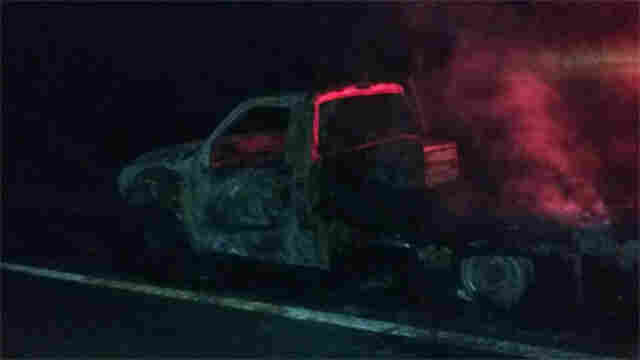 Caminhonete é destruída pelo fogo na BR-364