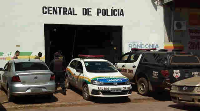 Homem pula muro de residência para roubar central de ar e acaba preso
