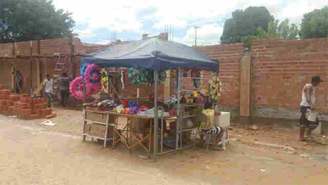 Ambulantes apostam na venda de velas e flores em cemitérios de Porto Velho