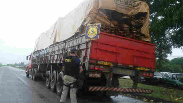 PRF detém motorista por transporte ilegal de 30m³ de madeira