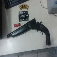 Adolescente e jovem de 18 anos são presos com espingarda após tentativa de roubo