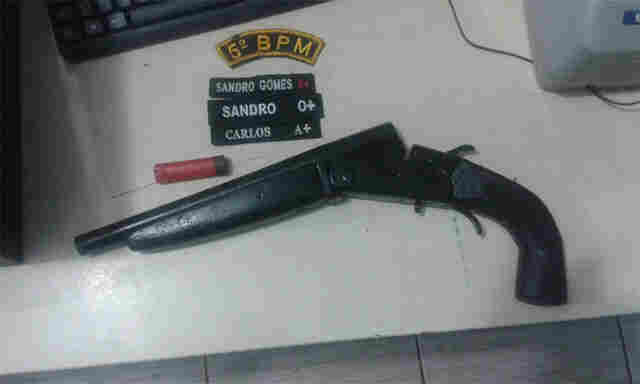 Adolescente e jovem de 18 anos são presos com espingarda após tentativa de roubo