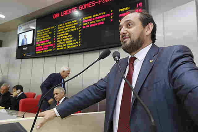 Laerte assegura construção de ponte e asfaltamento em Alvorada