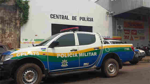 Polícia prende mulher de 20 anos com drogas; marido conseguiu fugir