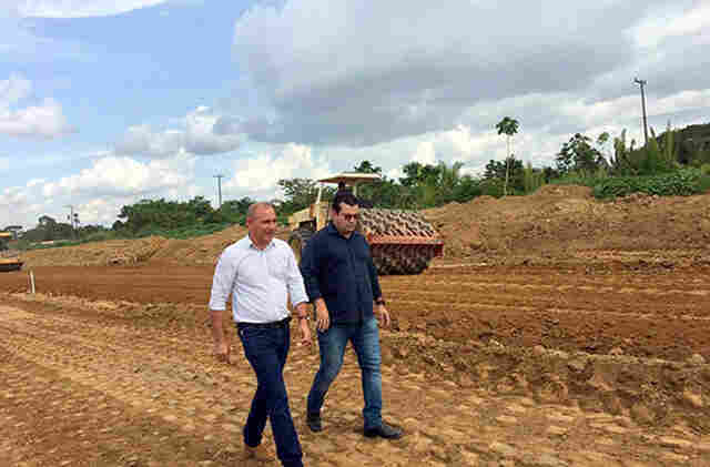 Ezequiel Junior e Ezequiel Neiva vistoriam obras de asfalto na RO 257