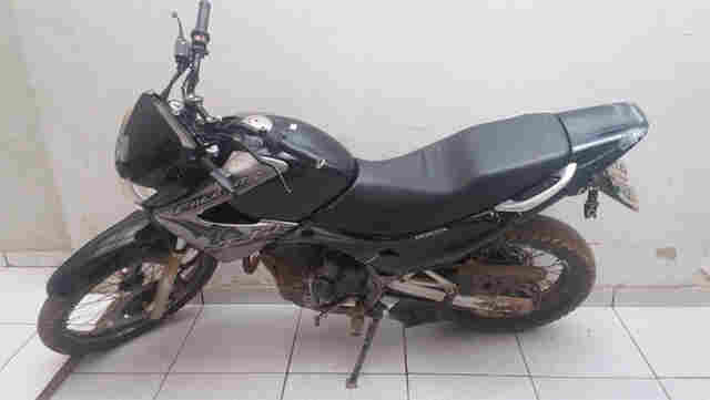 Dupla foge da polícia com moto roubada, colide em viatura e acaba presa