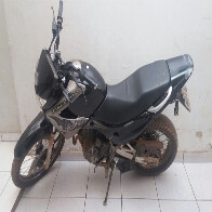 Dupla foge da polícia com moto roubada, colide em viatura e acaba presa