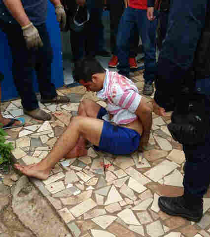 Homem esfaqueia amigo da mulher e acaba preso